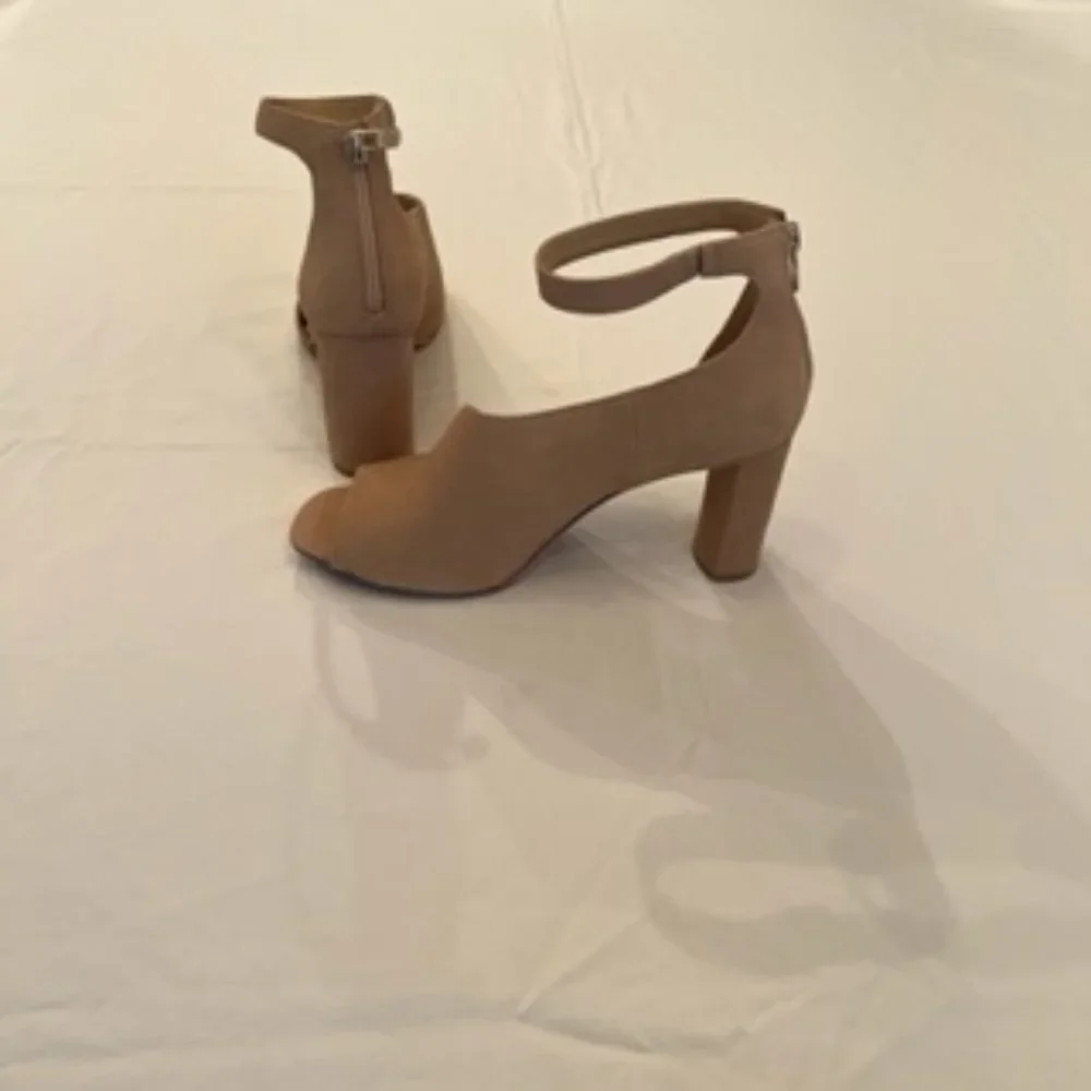 Antonio Melani High Heels. Size 9.5. Beige